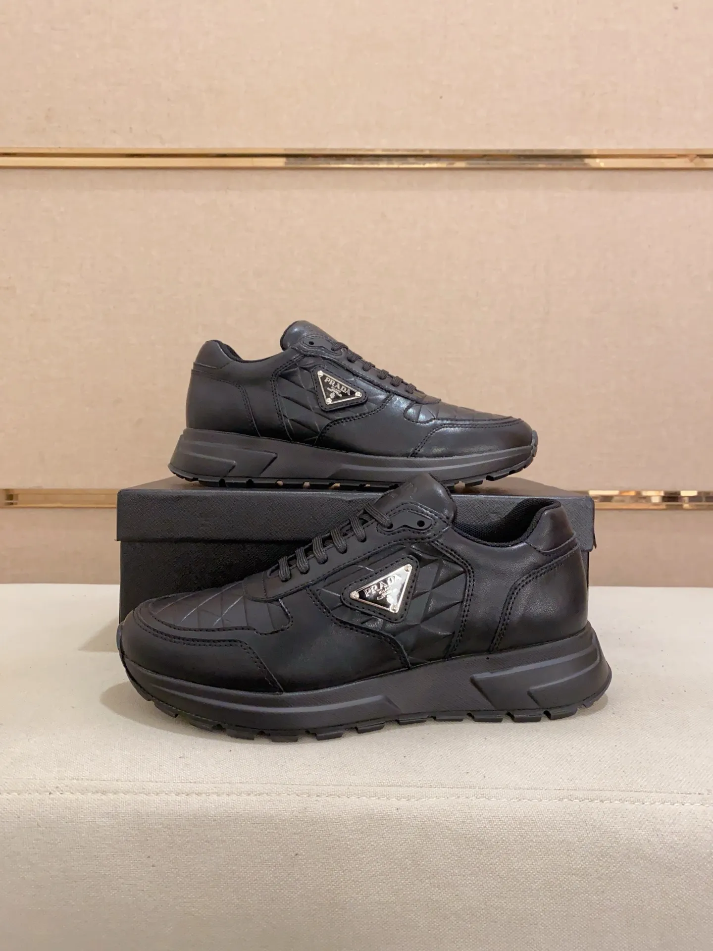 Men's shoes 💰: 500💰 [Prada～Prada] Trendy new styles are on the market. Same style as the official website. Counter quality. Original matching. [Strong] [Strong] Selected first-layer cowhide fabric. Comfortable and breathable sheepskin lining, fine workmanship, upper layer made of 100% pure cowhide, original last shape, comfortable on the feet, shoe sizes 38 to 44